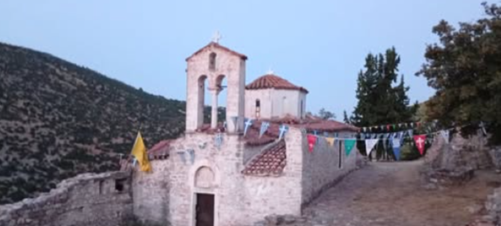 Χιλιομόδι: Προετοιμασίες για το έθιμο των φωτιών στο Παλαιό Μοναστήρι της Παναγίας Φανερωμένης